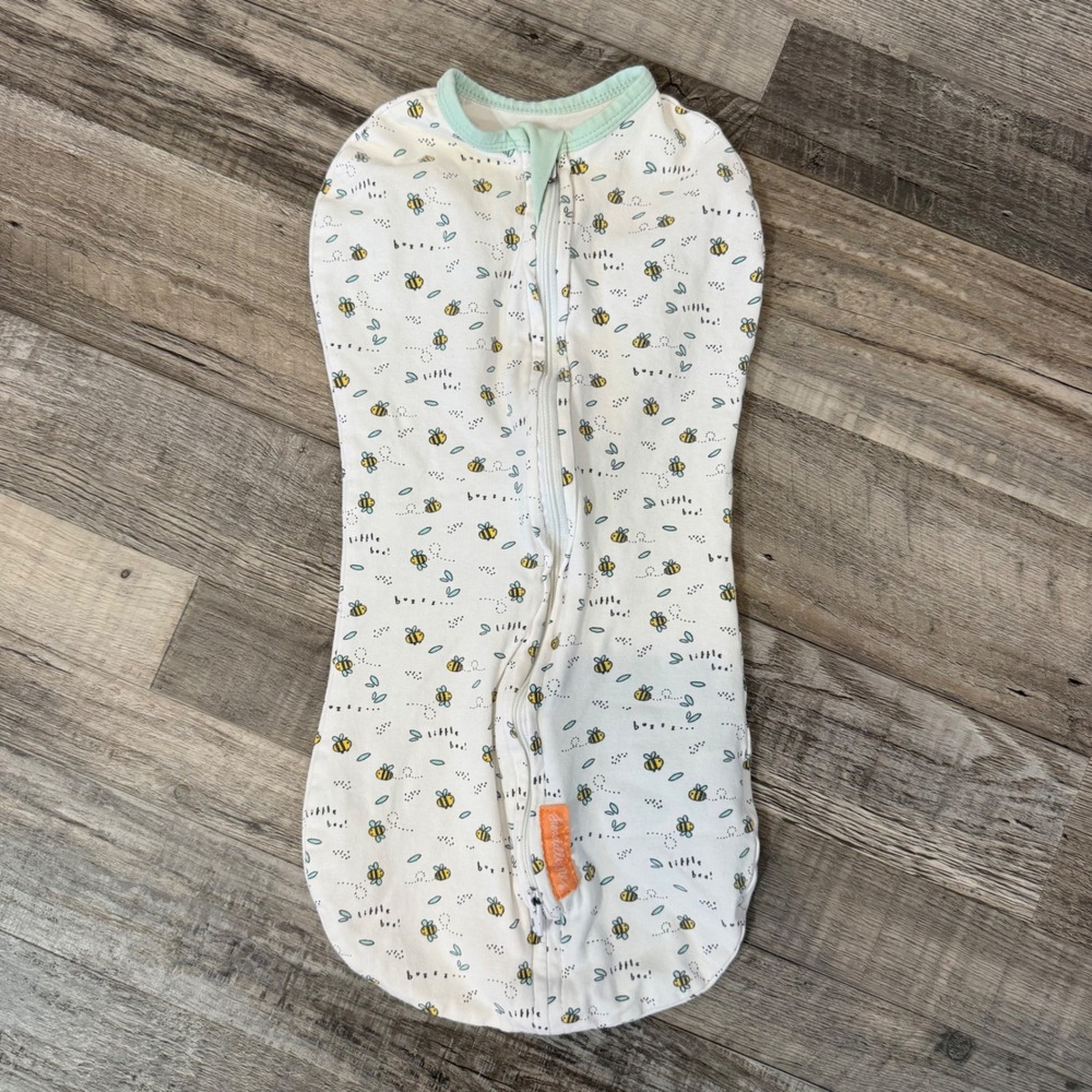 SwaddleMe Size SM/MED White Bee Print Cotton Blend Swaddle Pod